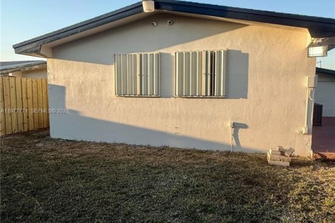 House in Pembroke Pines, Florida 4 bedrooms, 128.86 sq.m. № 2041601 - photo 28