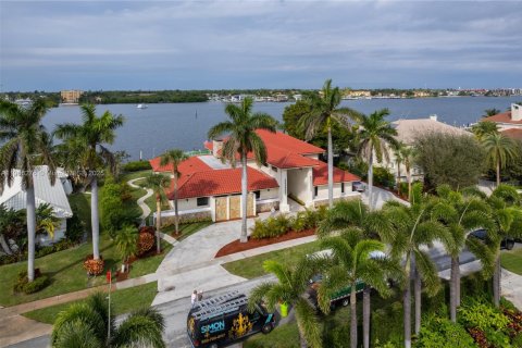 House in Manalapan, Florida 4 bedrooms, 484.21 sq.m. № 1974035 - photo 3