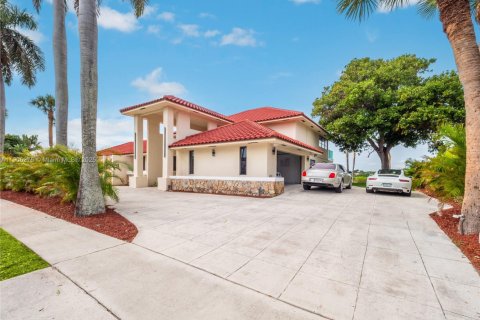 House in Manalapan, Florida 4 bedrooms, 484.21 sq.m. № 1974035 - photo 29