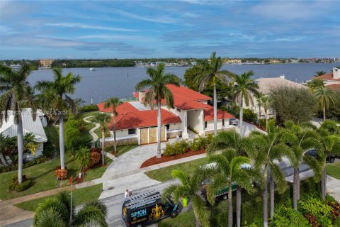 House in Manalapan, Florida 4 bedrooms, 484.21 sq.m. № 1974035 - photo 4