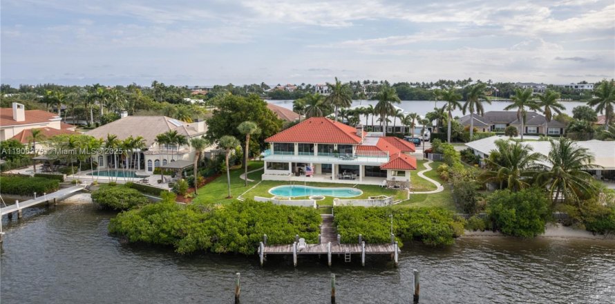 House in Manalapan, Florida 4 bedrooms, 484.21 sq.m. № 1974035