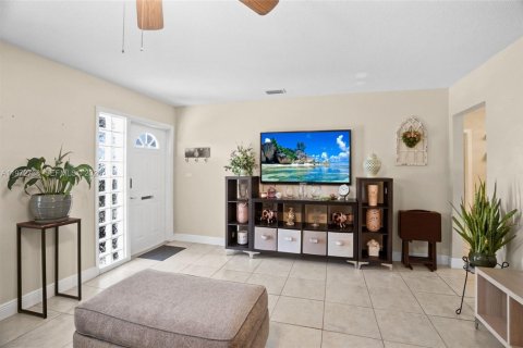 House in Tamarac, Florida 2 bedrooms, 146.69 sq.m. № 2033251 - photo 4