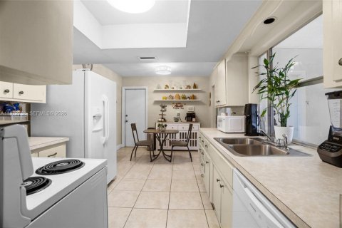 House in Tamarac, Florida 2 bedrooms, 146.69 sq.m. № 2033251 - photo 11