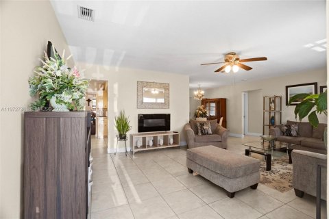 House in Tamarac, Florida 2 bedrooms, 146.69 sq.m. № 2033251 - photo 27