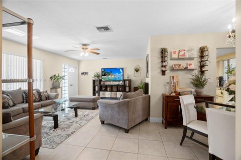 House in Tamarac, Florida 2 bedrooms, 146.69 sq.m. № 2033251 - photo 3