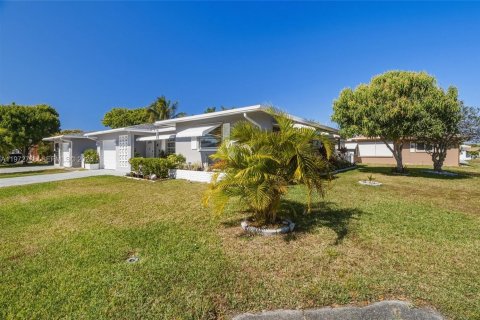 House in Tamarac, Florida 2 bedrooms, 146.69 sq.m. № 2033251 - photo 28