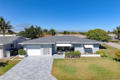 House in Tamarac, Florida 2 bedrooms, 146.69 sq.m. № 2033251 - photo 2