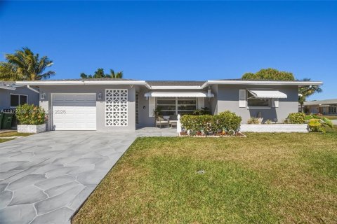 House in Tamarac, Florida 2 bedrooms, 146.69 sq.m. № 2033251