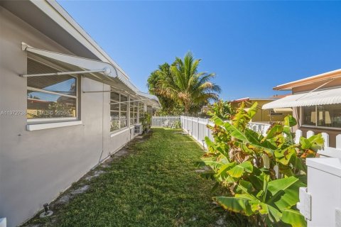 House in Tamarac, Florida 2 bedrooms, 146.69 sq.m. № 2033251 - photo 29