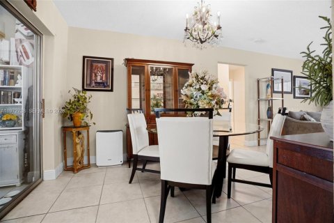 House in Tamarac, Florida 2 bedrooms, 146.69 sq.m. № 2033251 - photo 10