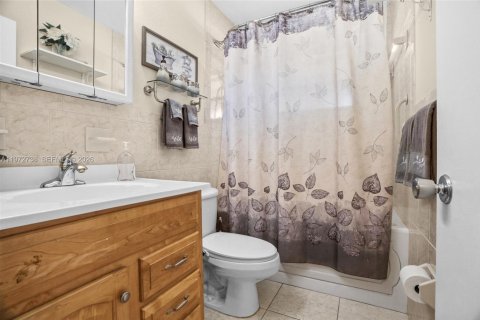 House in Tamarac, Florida 2 bedrooms, 146.69 sq.m. № 2033251 - photo 22