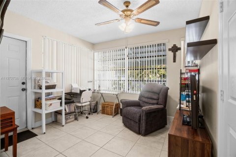 House in Tamarac, Florida 2 bedrooms, 146.69 sq.m. № 2033251 - photo 16