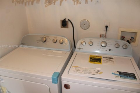 Touwnhouse à vendre à Miramar, Floride: 4 chambres, 188.78 m2 № 2025832 - photo 21