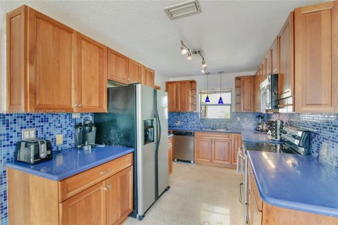 Купить виллу или дом в Уилтон-Мэнорс, Флорида 3 спальни, 187.94м2, № 2154270 - фото 24