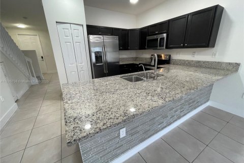 House in Hialeah, Florida 3 bedrooms, 143.53 sq.m. № 1701491 - photo 2