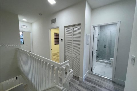 House in Hialeah, Florida 3 bedrooms, 143.53 sq.m. № 1701491 - photo 14