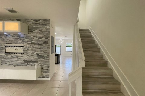 House in Hialeah, Florida 3 bedrooms, 143.53 sq.m. № 1701491 - photo 13