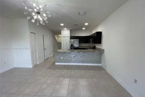 House in Hialeah, Florida 3 bedrooms, 143.53 sq.m. № 1701491 - photo 8