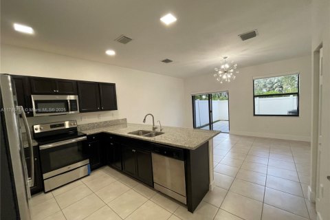 House in Hialeah, Florida 3 bedrooms, 143.53 sq.m. № 1701491 - photo 3