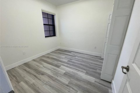 House in Hialeah, Florida 3 bedrooms, 143.53 sq.m. № 1701491 - photo 20