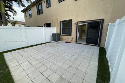 House in Hialeah, Florida 3 bedrooms, 143.53 sq.m. № 1701491 - photo 30