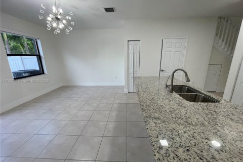 House in Hialeah, Florida 3 bedrooms, 143.53 sq.m. № 1701491 - photo 6