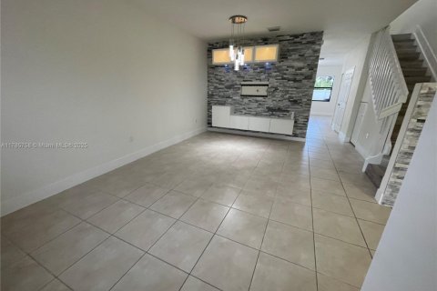House in Hialeah, Florida 3 bedrooms, 143.53 sq.m. № 1701491 - photo 11