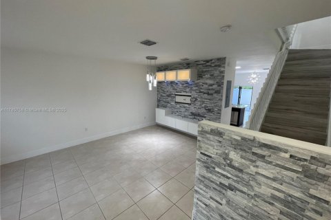 House in Hialeah, Florida 3 bedrooms, 143.53 sq.m. № 1701491 - photo 12