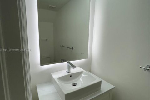 House in Hialeah, Florida 3 bedrooms, 143.53 sq.m. № 1701491 - photo 27