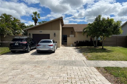 Villa ou maison à vendre à Deerfield Beach, Floride: 3 chambres, 162.49 m2 № 1812091 - photo 1