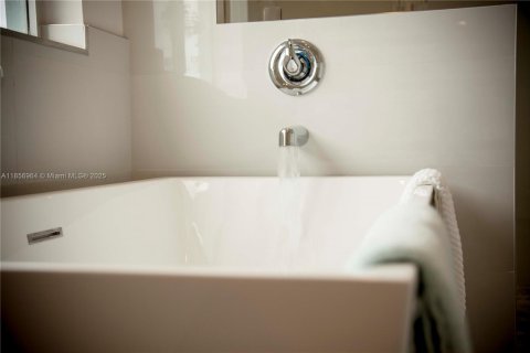 Villa ou maison à vendre à Miami, Floride: 6 chambres, 269.51 m2 № 1985723 - photo 10