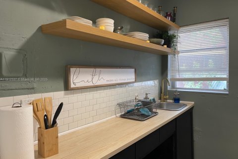 Casa en alquiler en Miami, Florida, 1 dormitorio, 110.09 m2 № 2015641 - foto 7