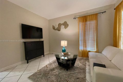 Casa en alquiler en Miami, Florida, 1 dormitorio, 110.09 m2 № 2015641 - foto 3