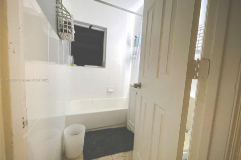 Casa en alquiler en Miami, Florida, 1 dormitorio, 110.09 m2 № 2015641 - foto 5