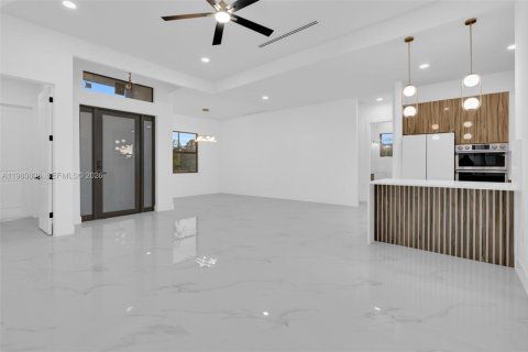 House in Lehigh Acres, Florida 3 bedrooms, 140.56 sq.m. № 2044308 - photo 10