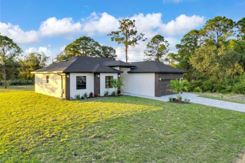 House in Lehigh Acres, Florida 3 bedrooms, 140.56 sq.m. № 2044308 - photo 3