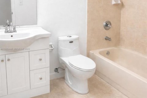 Casa en alquiler en Miami, Florida, 4 dormitorios, 242.1 m2 № 1993674 - foto 8