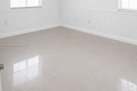 Casa en alquiler en Miami, Florida, 4 dormitorios, 242.1 m2 № 1993674 - foto 4
