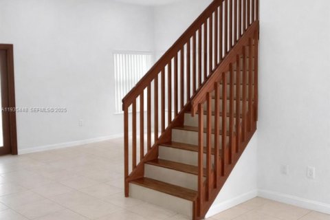 Casa en alquiler en Miami, Florida, 4 dormitorios, 242.1 m2 № 1993674 - foto 3