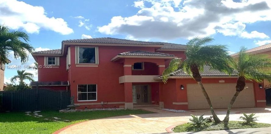 Casa en Miami, Florida 4 dormitorios, 242.1 m2 № 1993674