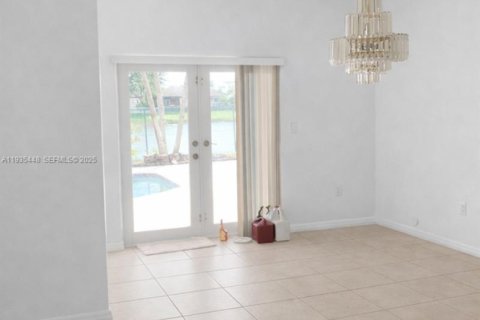 Casa en alquiler en Miami, Florida, 4 dormitorios, 242.1 m2 № 1993674 - foto 5