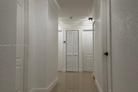 Снять в аренду виллу или дом в Майами, Флорида 5 спален, 242.1м2, № 1993674 - фото 20