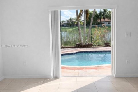 Casa en alquiler en Miami, Florida, 4 dormitorios, 242.1 m2 № 1993674 - foto 6