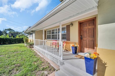 House in Clearwater, Florida 3 bedrooms, 169.92 sq.m. № 2229784 - photo 2