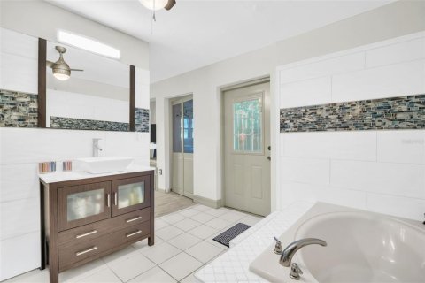 House in Clearwater, Florida 3 bedrooms, 169.92 sq.m. № 2229784 - photo 8