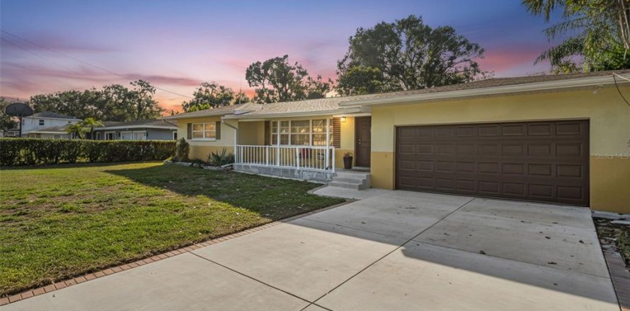 House in Clearwater, Florida 3 bedrooms, 169.92 sq.m. № 2229784
