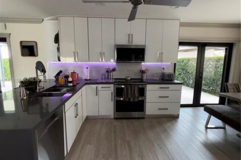 Снять в аренду виллу или дом в Майами, Флорида 4 спальни, 213.02м2, № 1986182 - фото 10