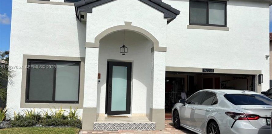 Дом в Майами, Флорида 4 спальни, 213.02м2 № 1986182