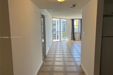 Condominio en alquiler en Miami, Florida, 1 dormitorio, 93.37 m2 № 2062781 - foto 15