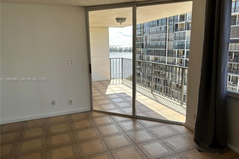 Condominio en alquiler en Miami, Florida, 1 dormitorio, 93.37 m2 № 2062781 - foto 11